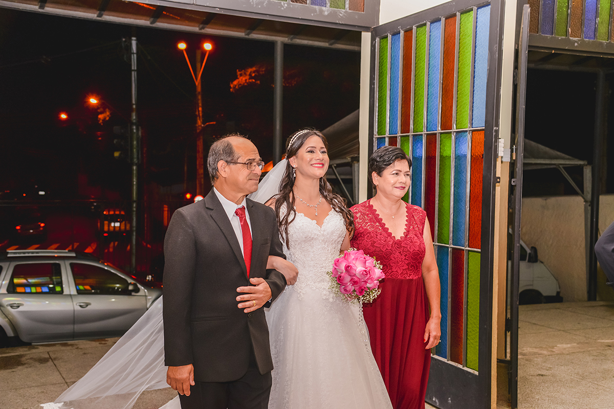 noiva na entrada igreja telespark