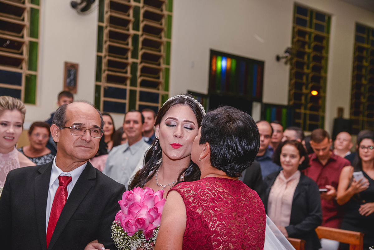 Emoção da noiva com pais