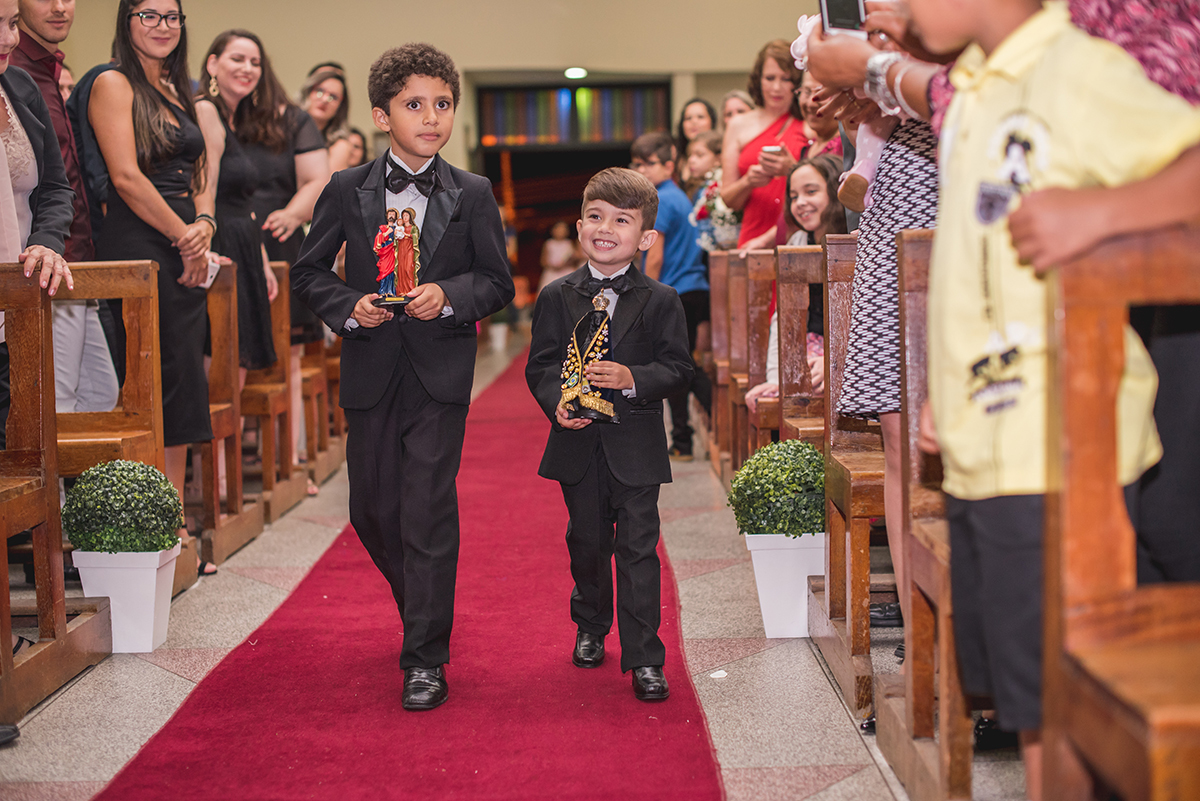 noivos levando a Nossa Senhora