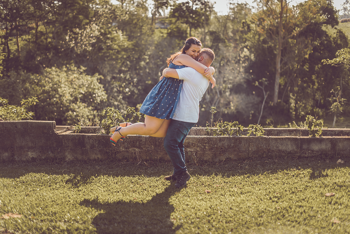 pegando no colo a noiva