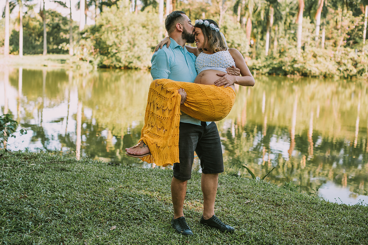 gestante no colo do marido