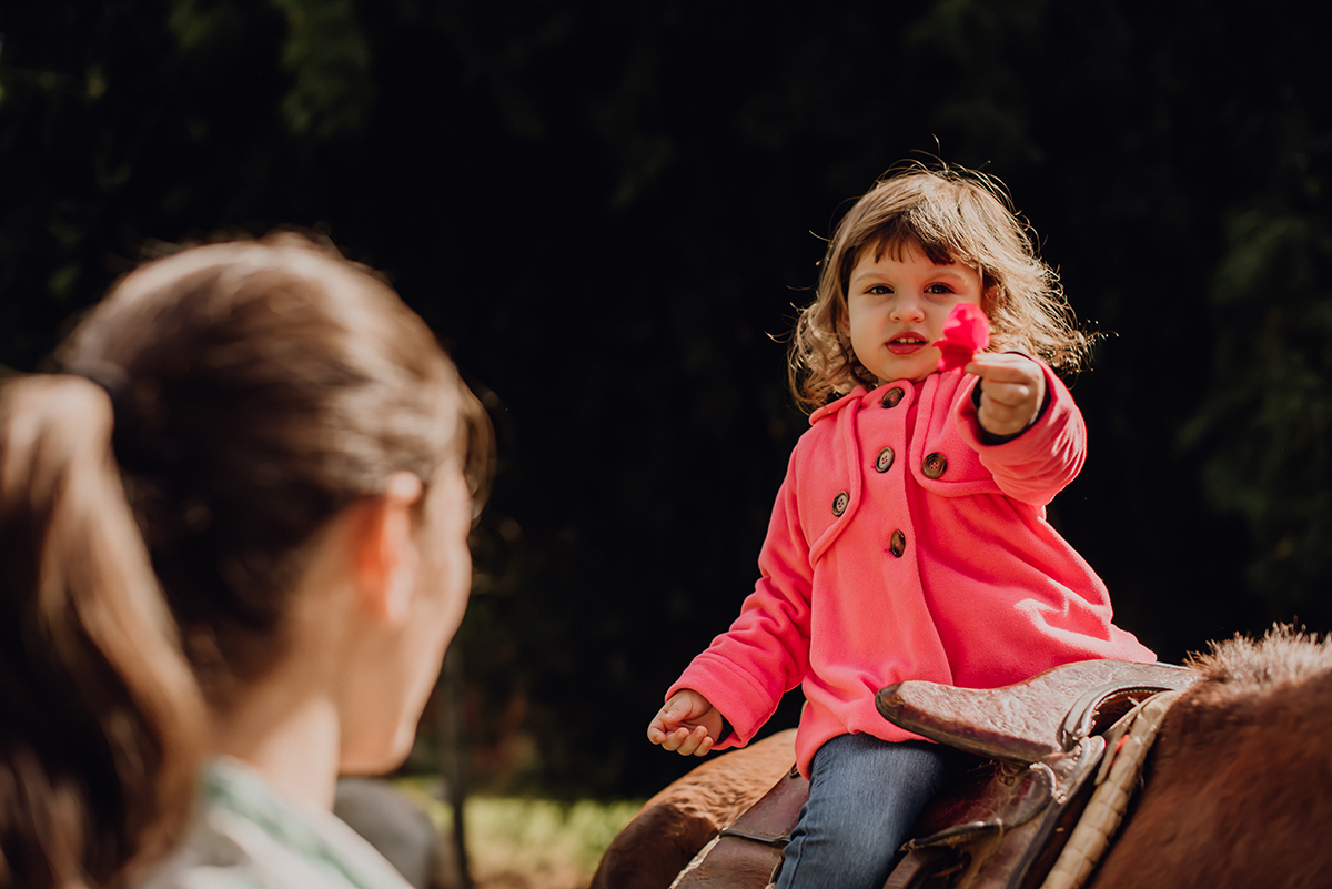 mãe e filha com cavalos