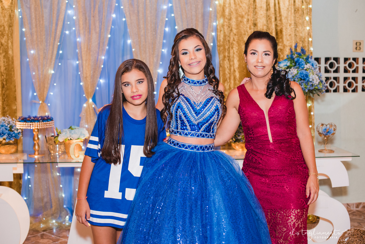 fotos mesa do bolo com pais  e irmã