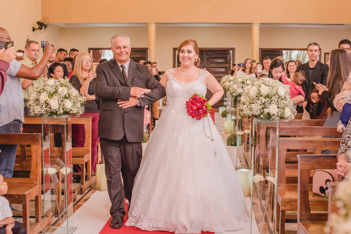 noiva entrando paróquia são benedito do alto da ponte