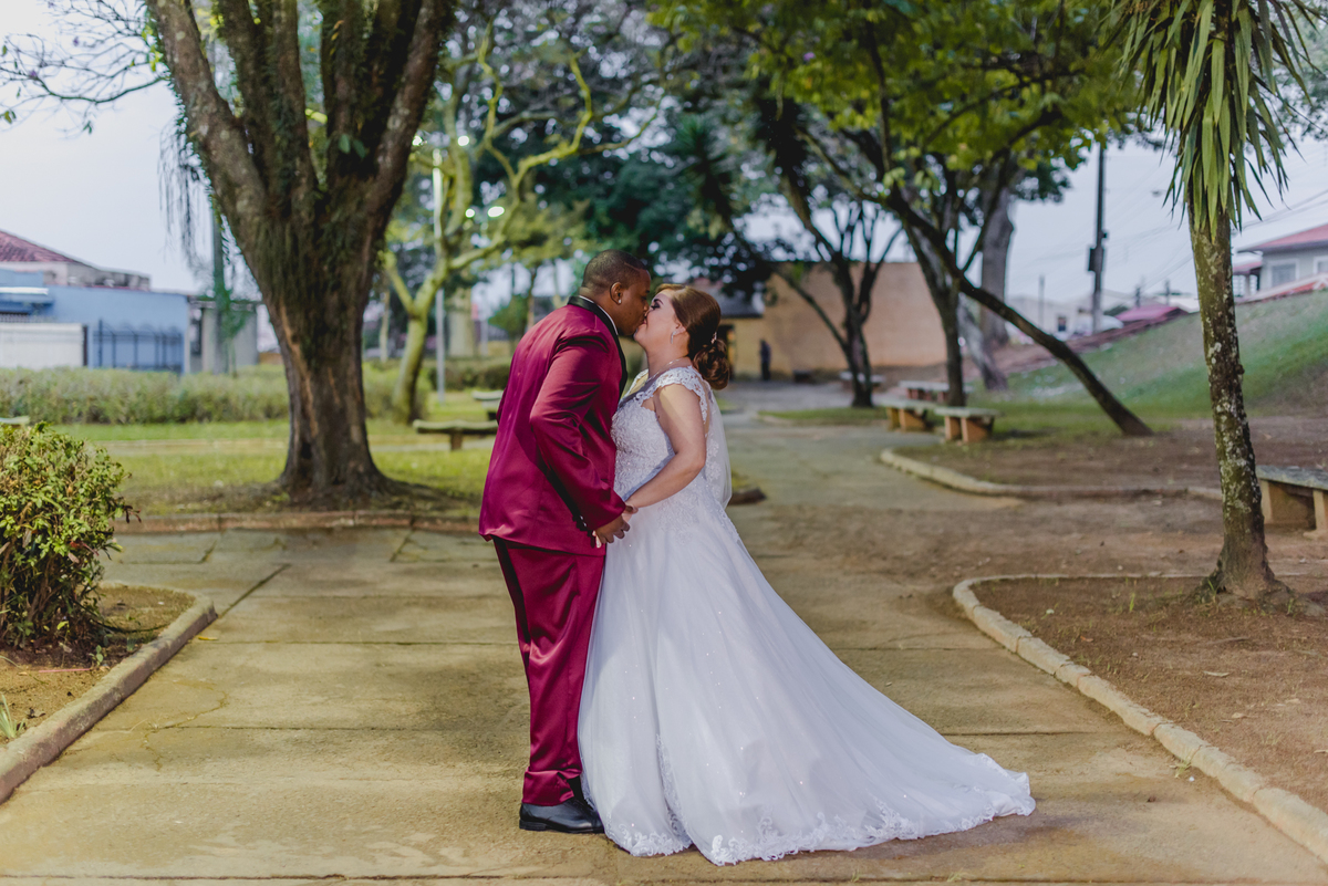 beijos dos noivos na praça