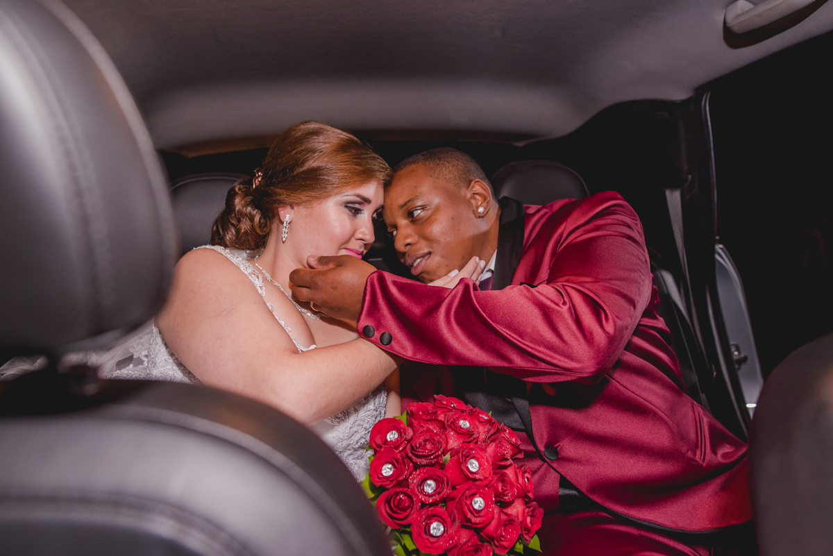 noivos no carro
