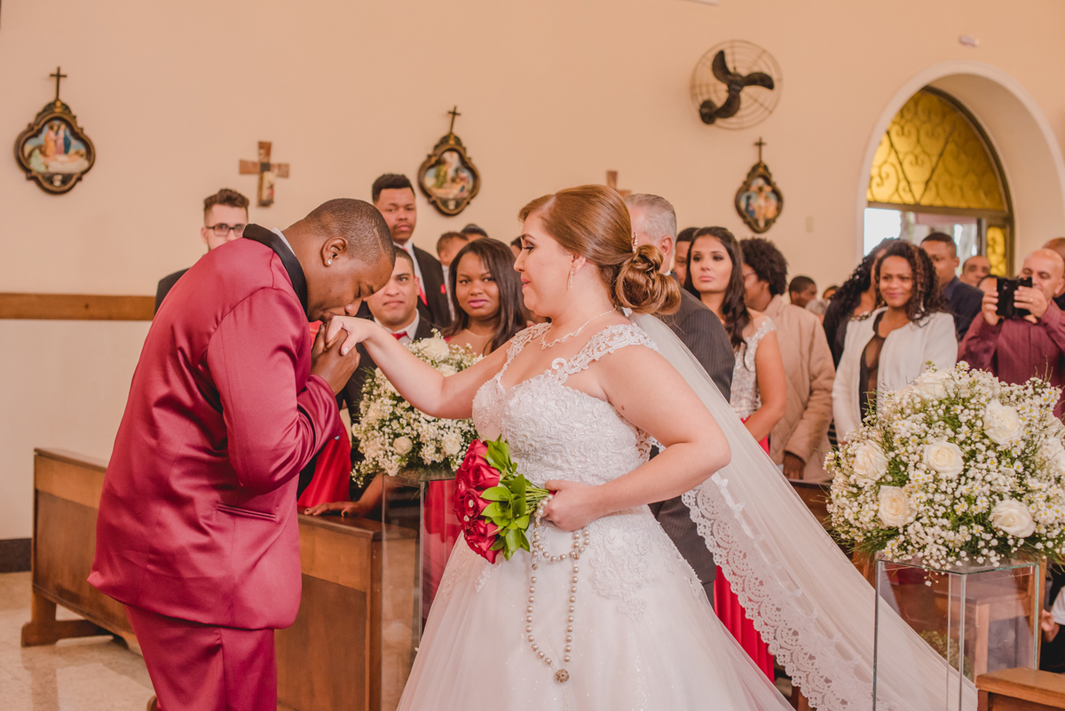 noivo beijando a mão da noiva