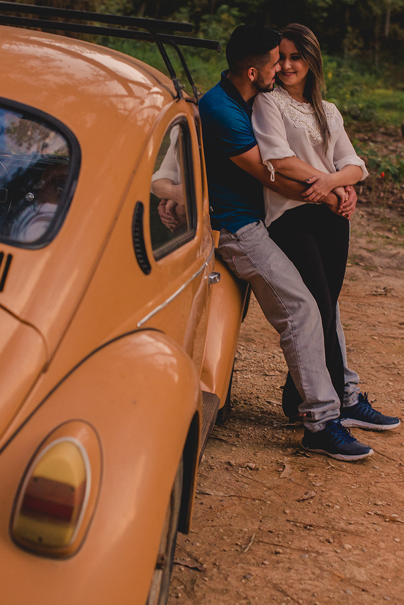 casal e fusca cor de abóbora