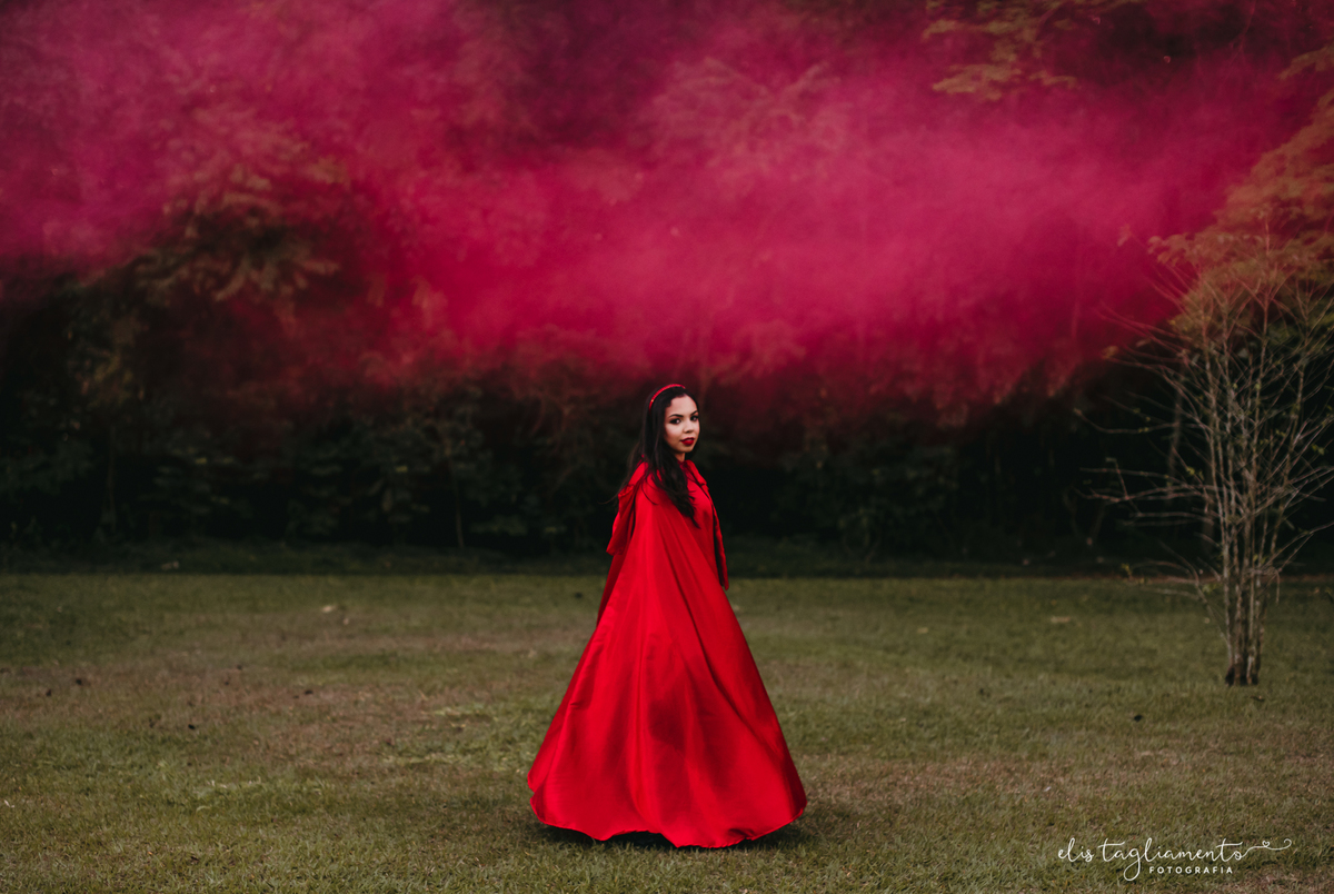 fotos fumaça colorida chapeuzinho vermelho