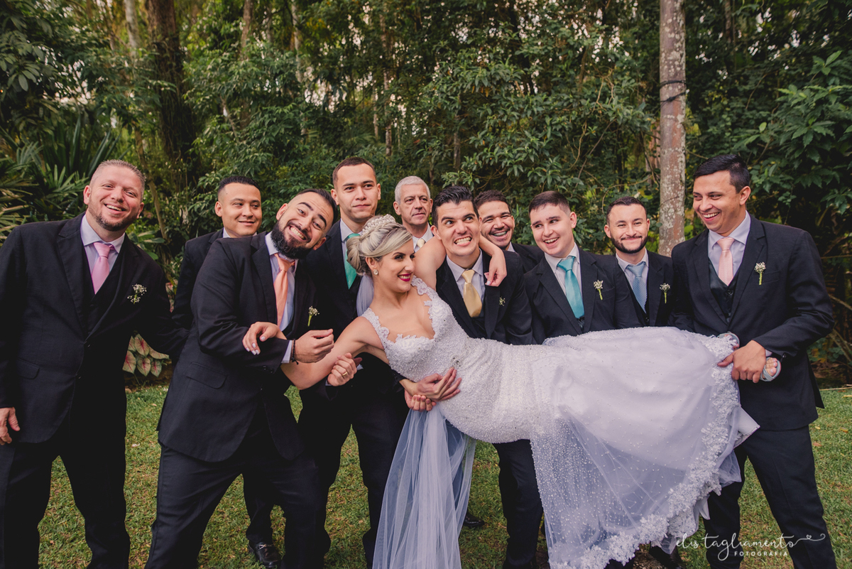 noiva colo dos noivos