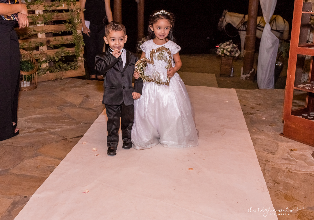 noivinhos com alianças 