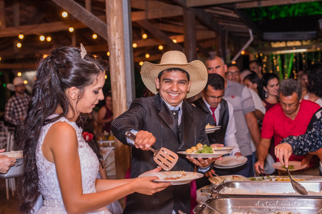 noivo serve a janta para noiva 