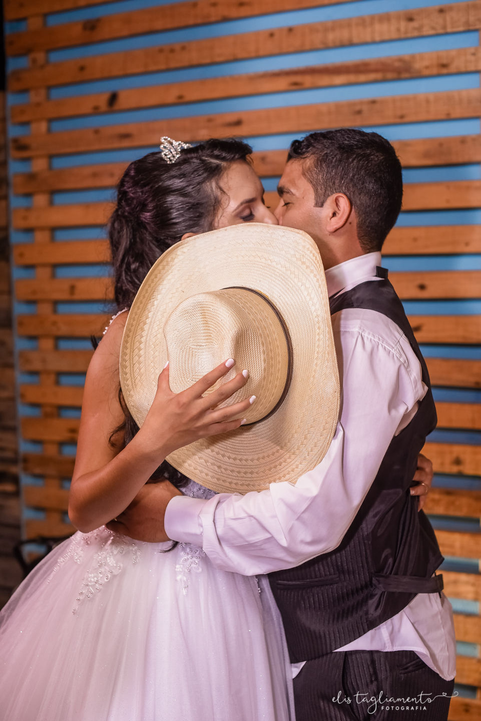 beijo com chapéu de cowboy 