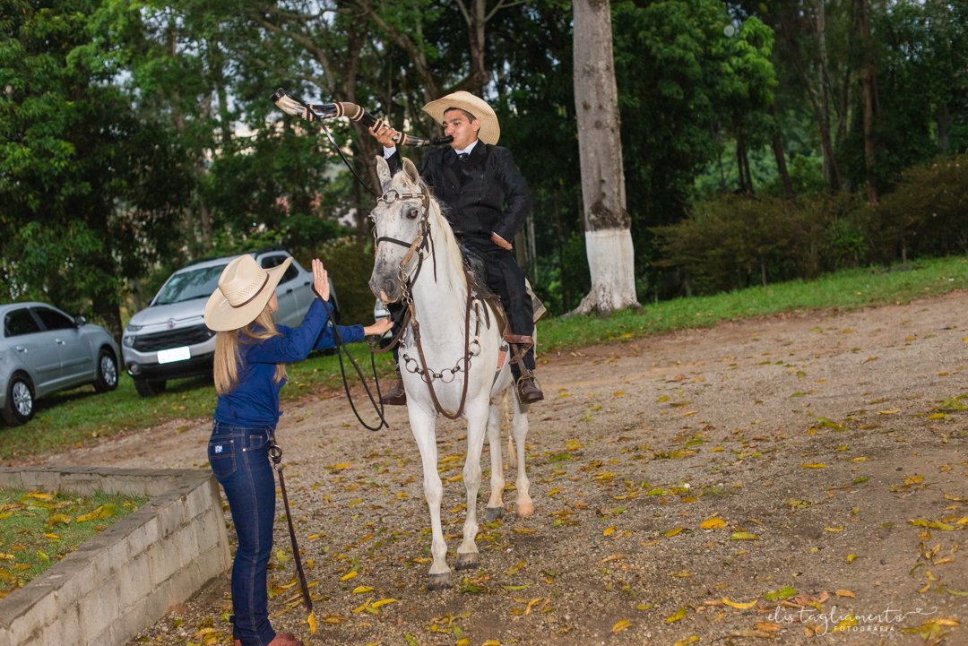 noivo com seu berrante chega cavalo branco 