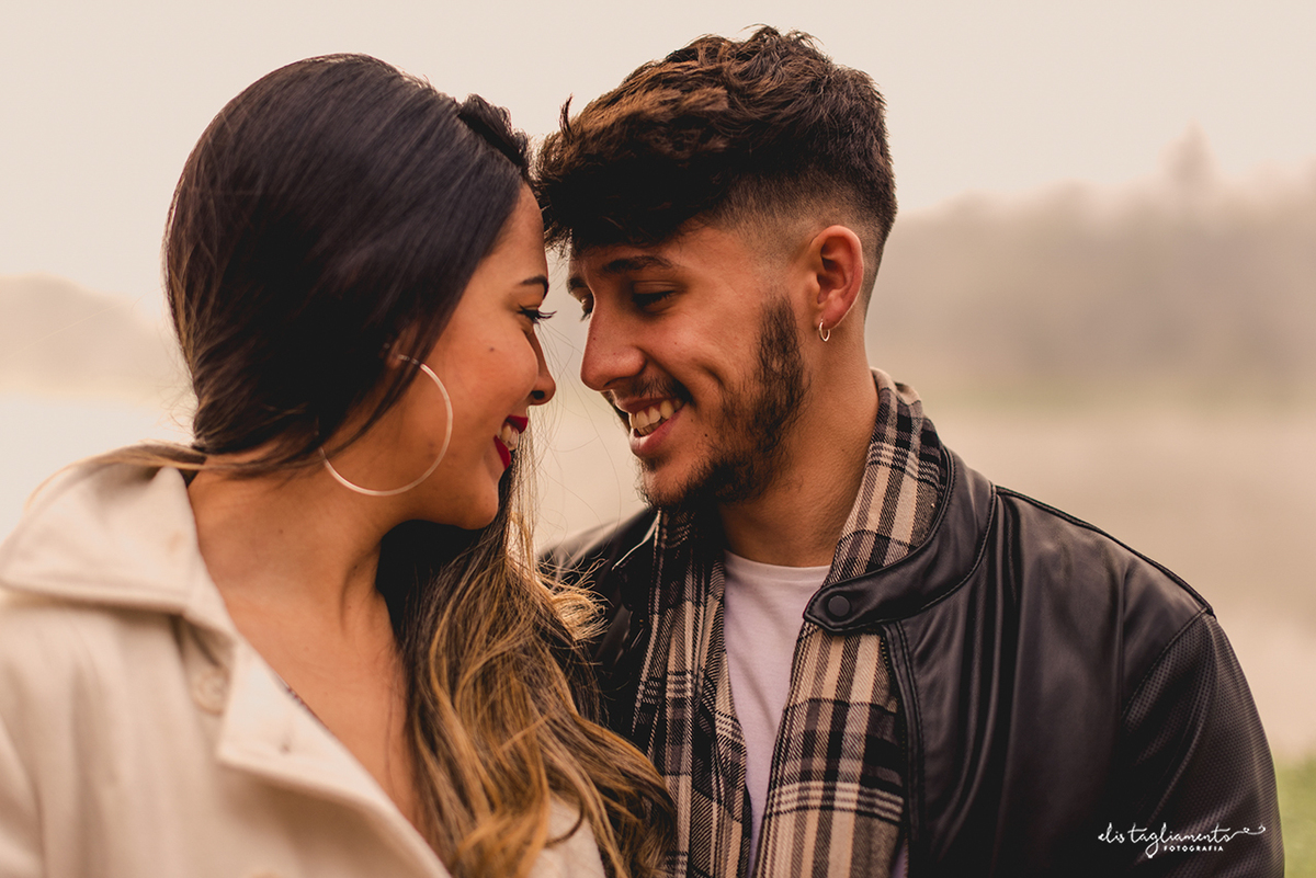 sorriso covinha na neblina