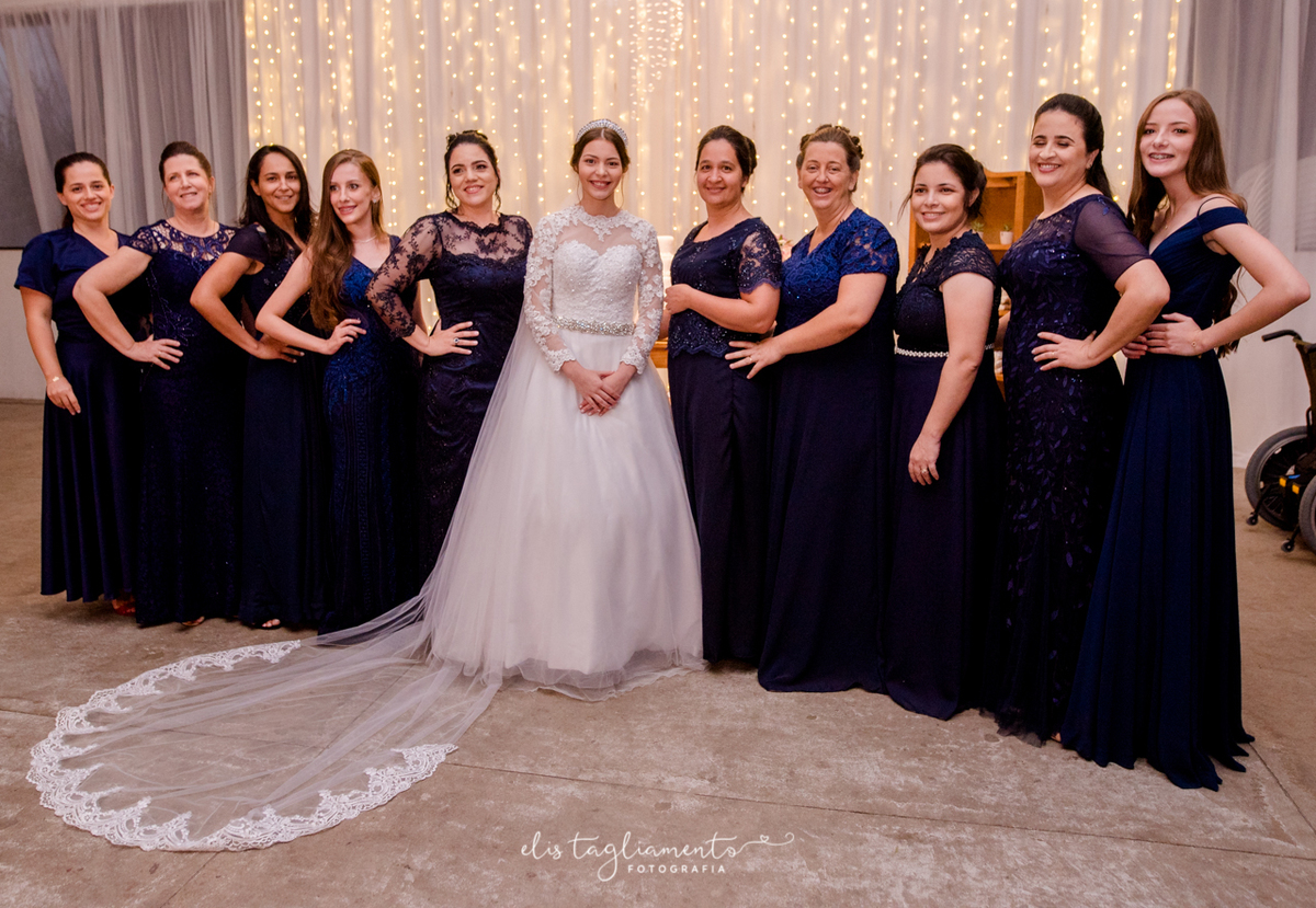 noiva e madrinhas, vestido azul escuro