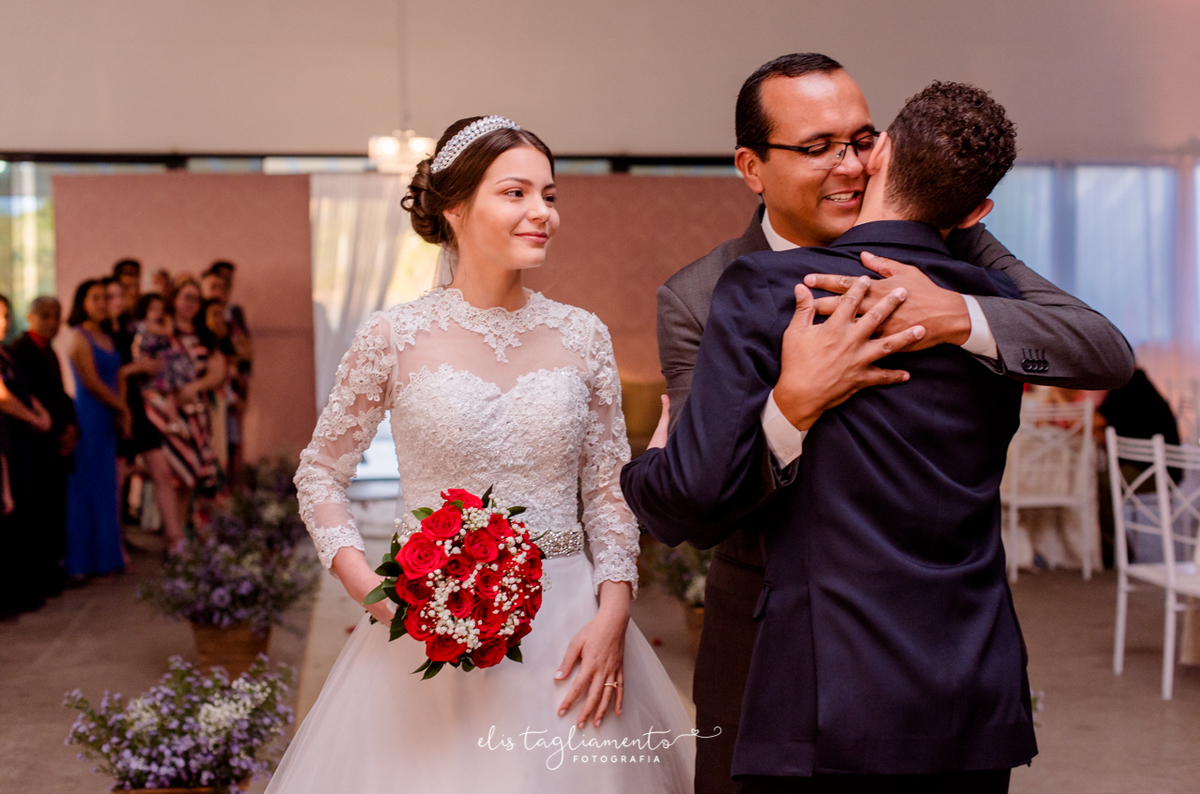 abraço do encontro do noivo no altar