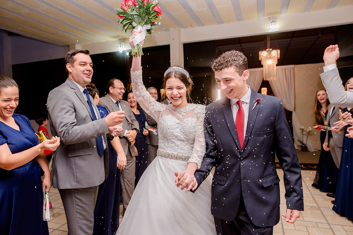 momento da saída dos noivos