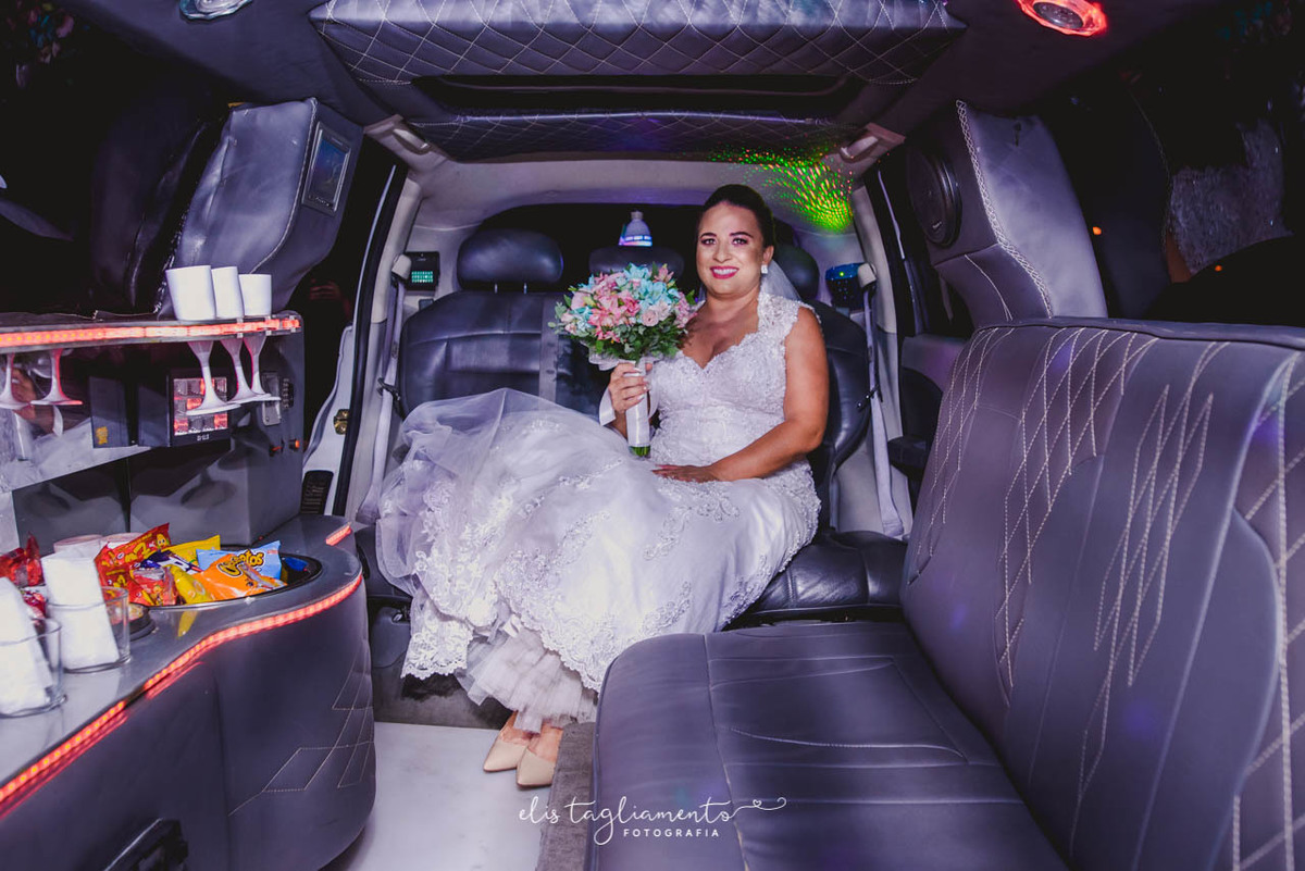 noiva  chega em  limousine  em jacareí