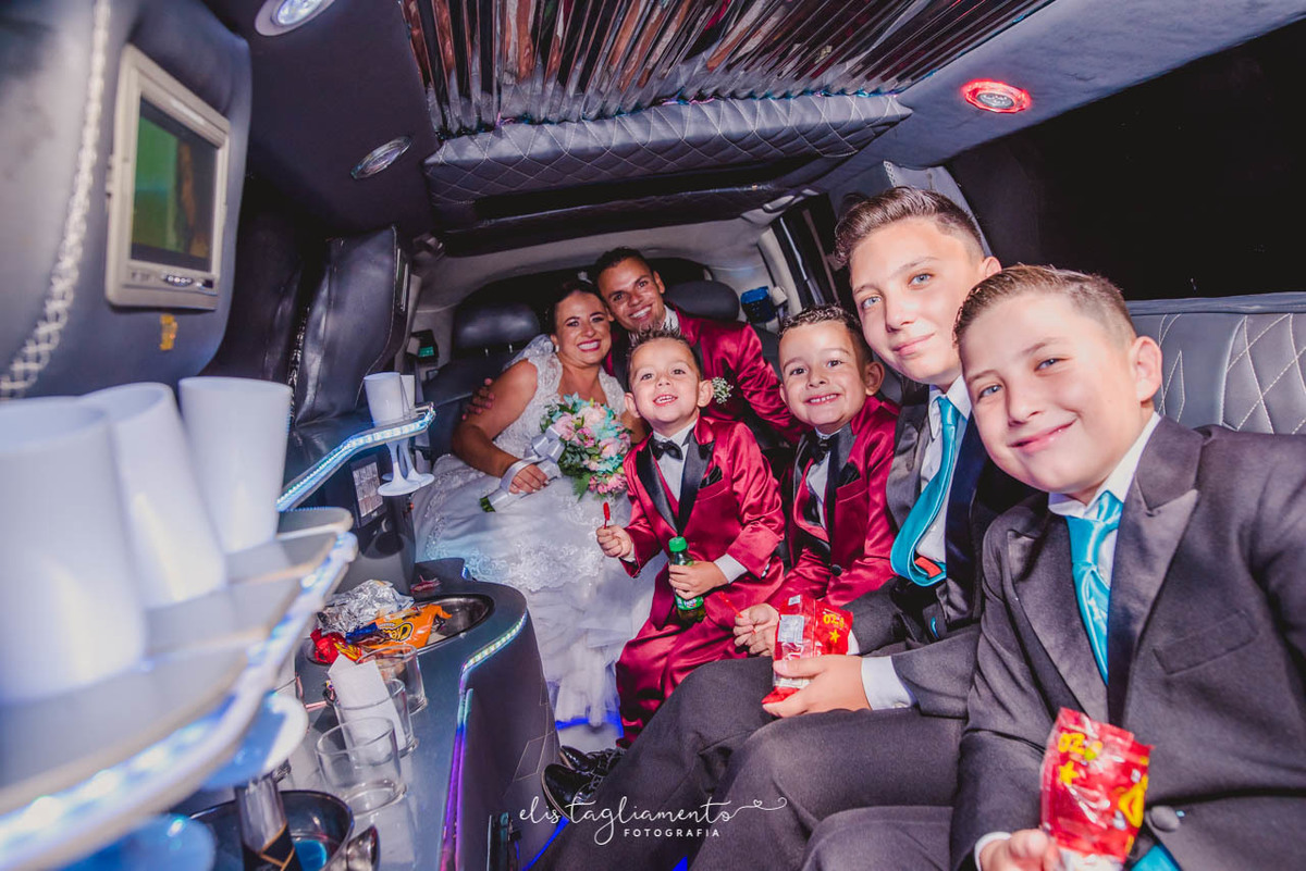 carro limousine leva os noivos para festa em Jacareí