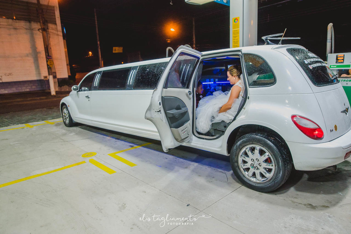 fotos carro limousine em posto de gasolina com noivos em Jacareí