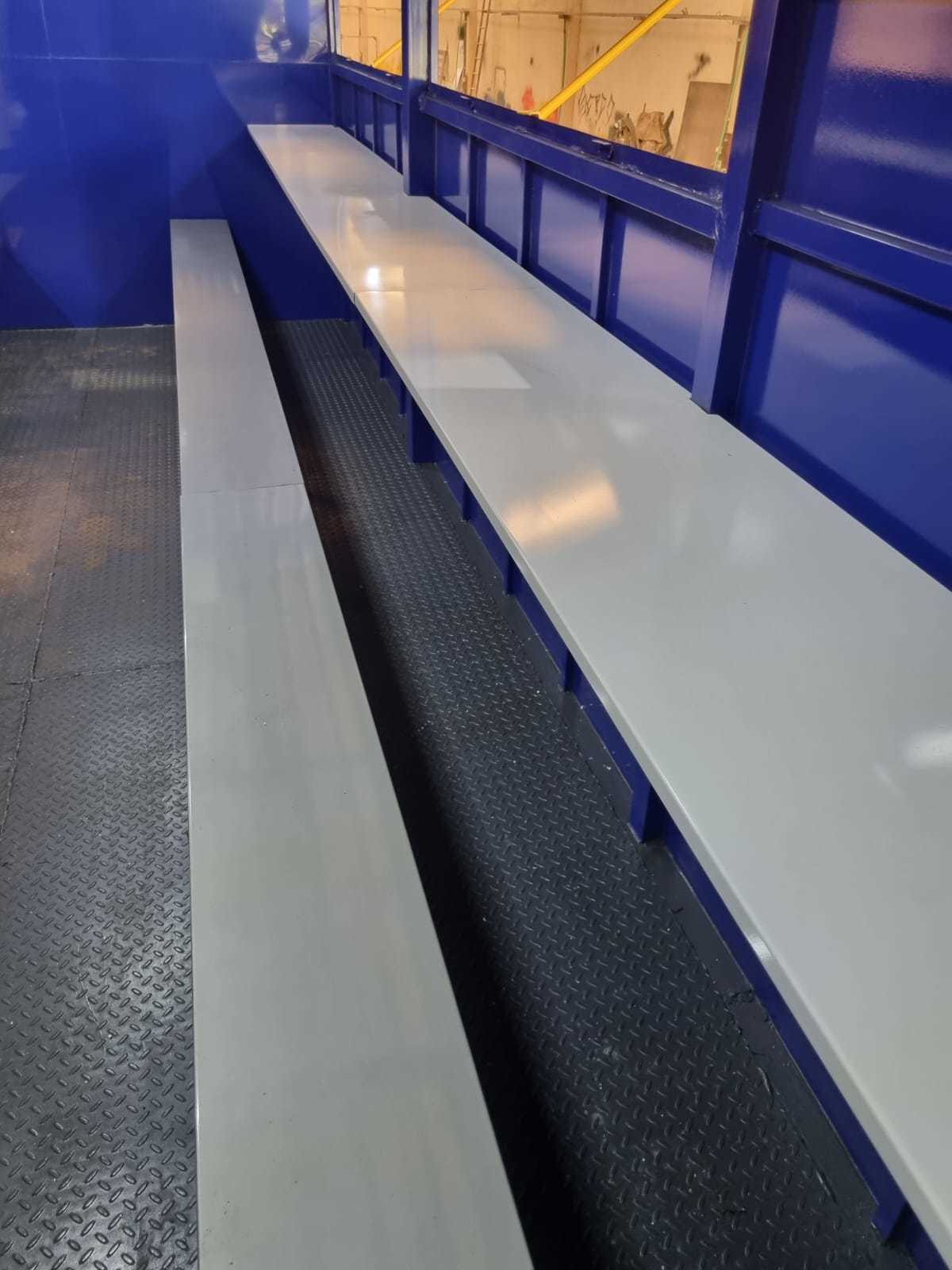 Área de Refeição com mesas e bancos resistentes de de fácil higienização