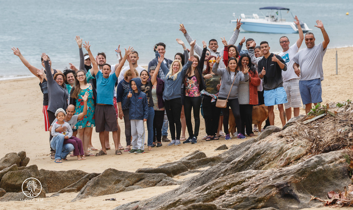 Família e amigos na espera do Casal