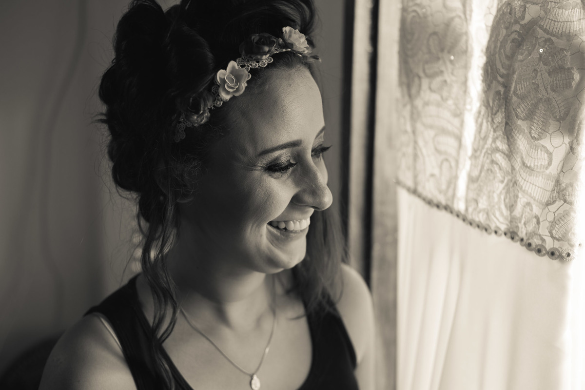 A noiva apreciando o vestido