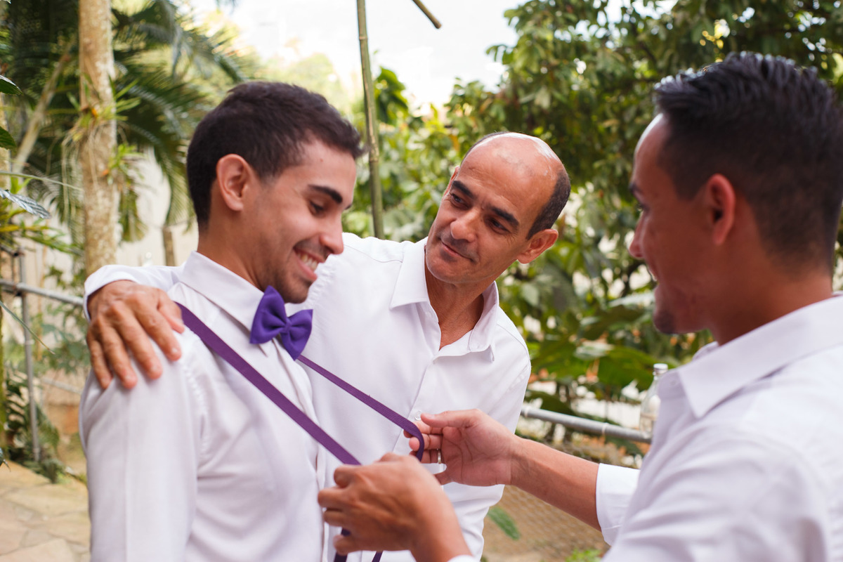 Pai e irmão nos preparativos 