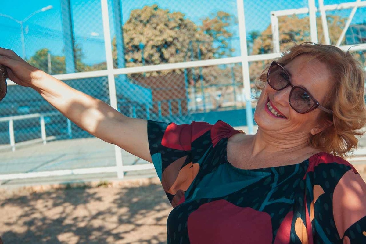 Lembrando do tempo de menina, com sorriso de mulher e conquistas de Rainha.