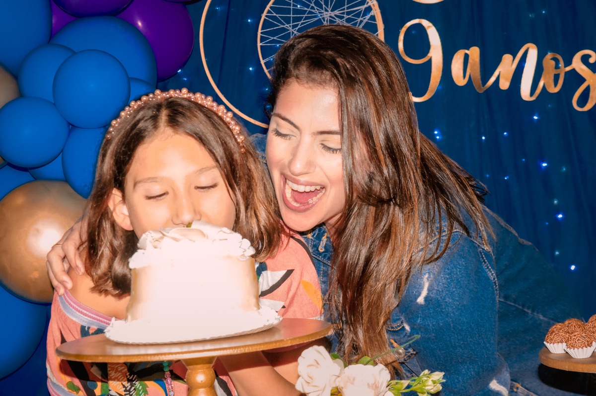 Clarinha eu também quero deste bolo, da até agua na boca hummm.