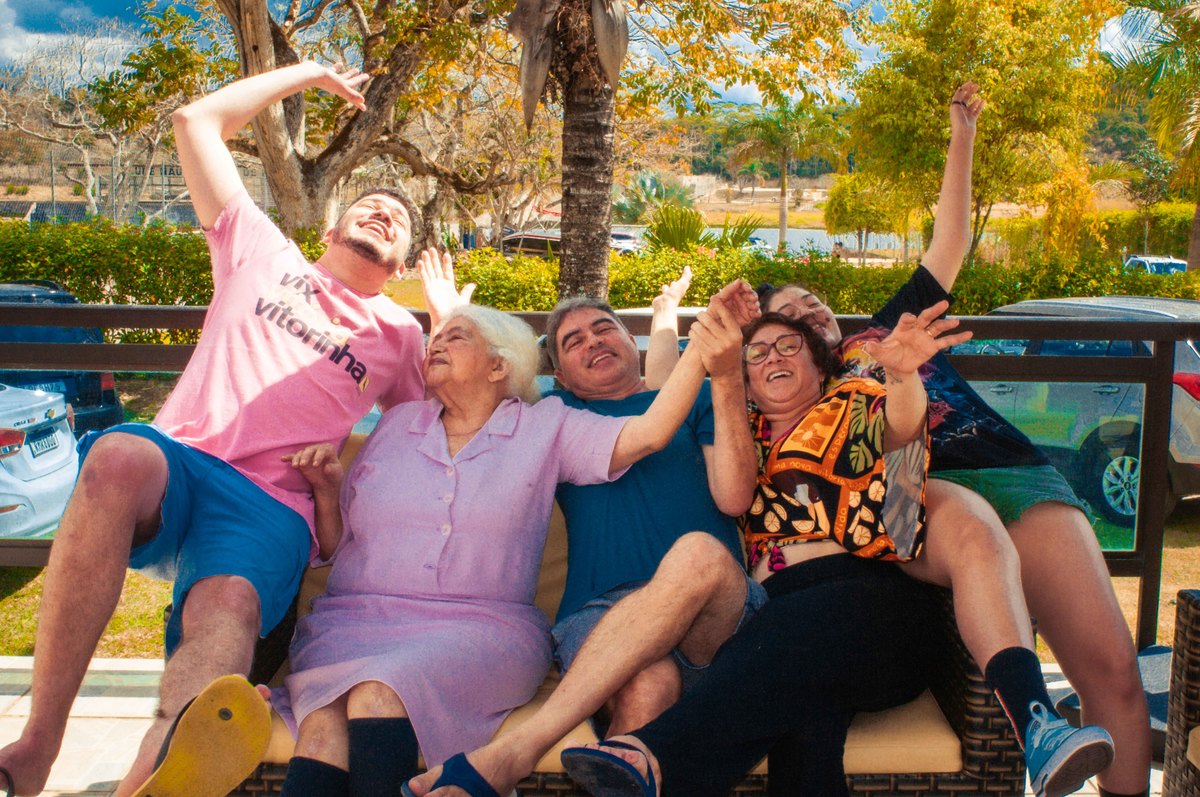 Aqui a alegria reina e até a vovó entra na brincadeira.