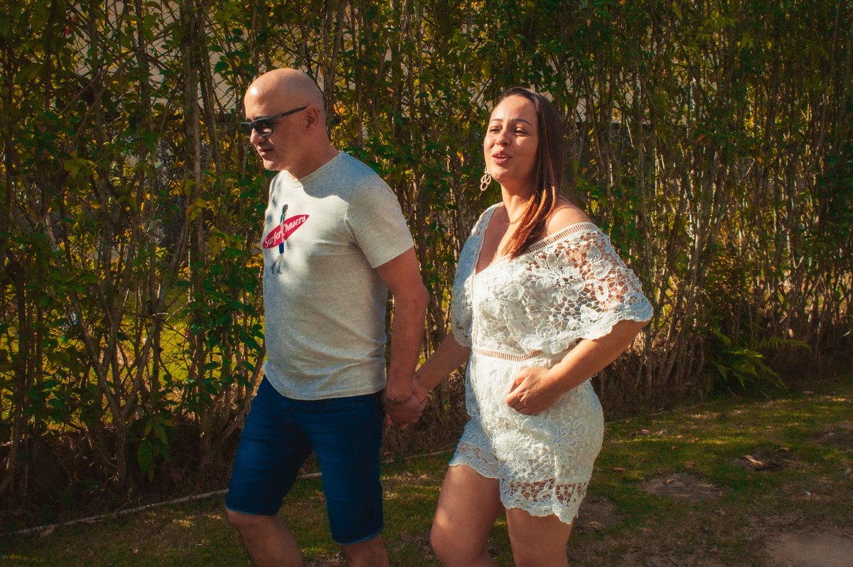 Estar juntos não apenas beijar e abraçar. E sim caminhar lado à lado de mãos dadas.