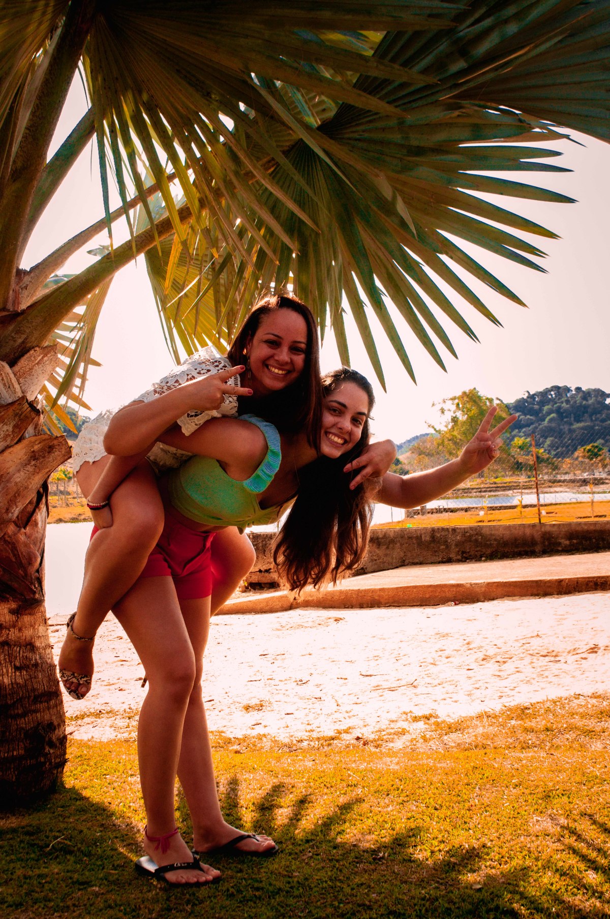 Mas agora é a vez da mamãe subir de cavalinho.