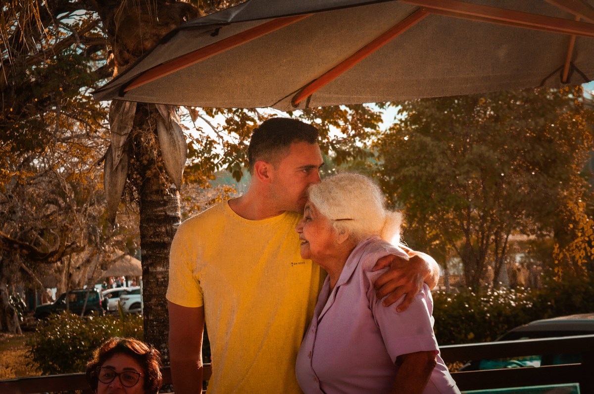 Família faz homem grande chorar como criança.