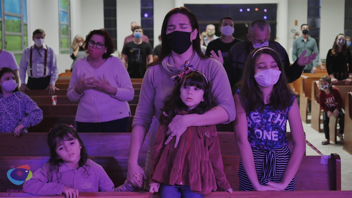 Família Louvando a Deus