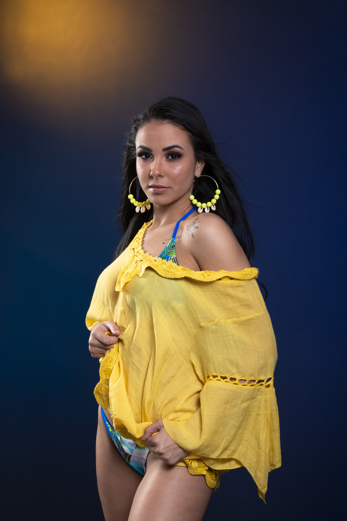 Ensaio fotográfico em estúdio, moda praia. Modelo Dri Goozer. Fotógrafo Marcos Castro.