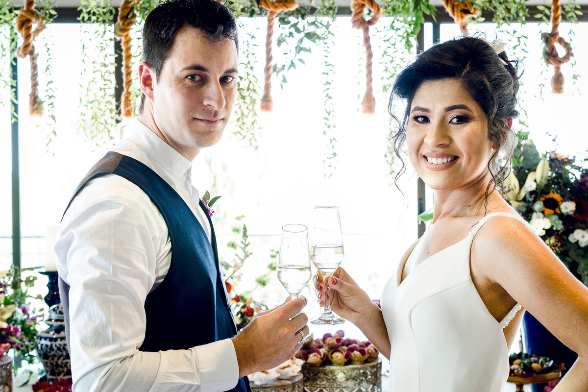 noivos brindando