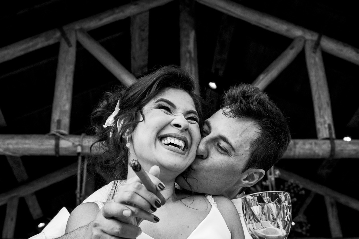 casamento de dia; casamento boho; noiva linda; vestido de noiva; diego fotografias; festa de casamento; noiva fumando charuto;