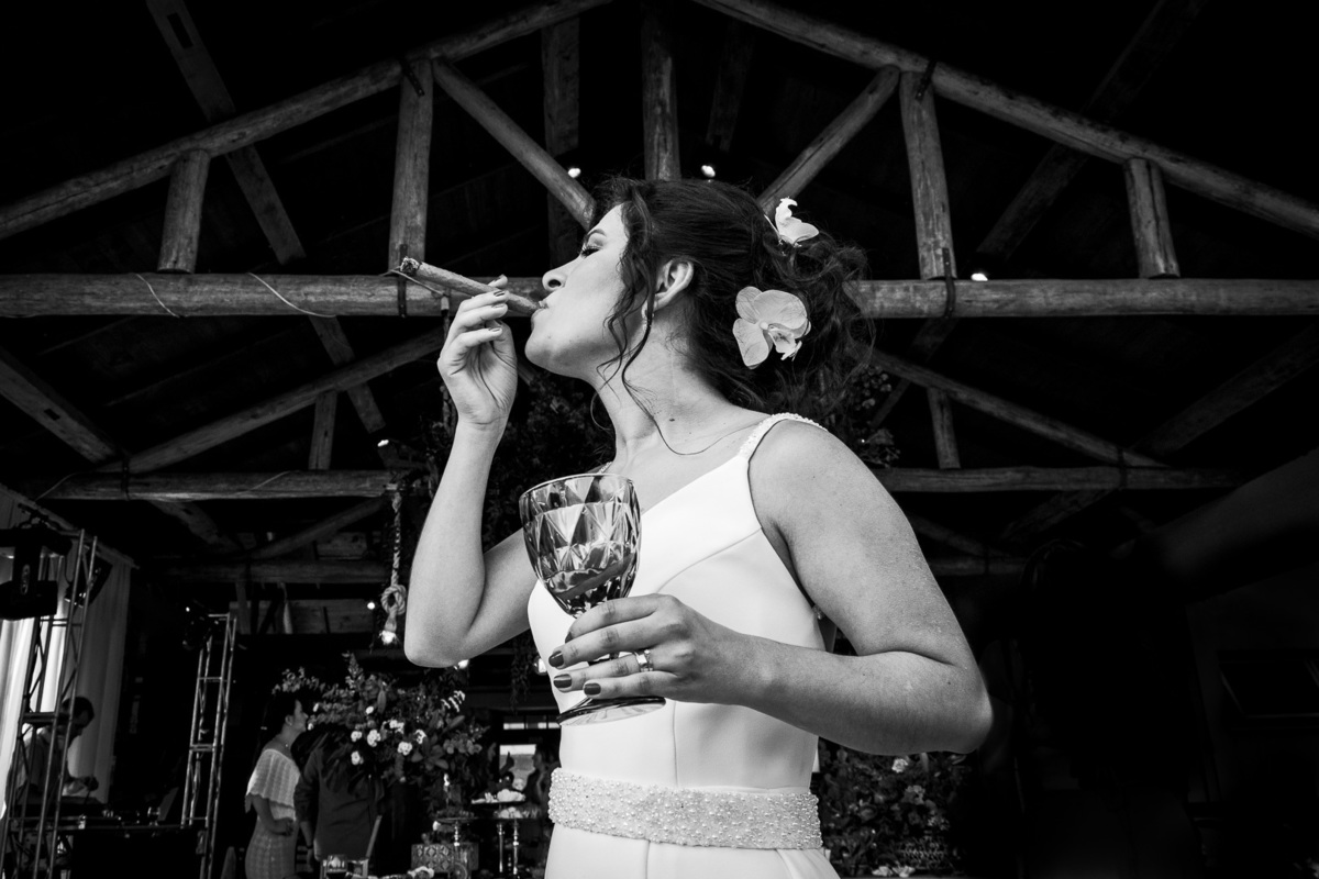 casamento de dia; casamento boho; noiva linda; vestido de noiva; diego fotografias; festa de casamento; noiva fumando charuto;