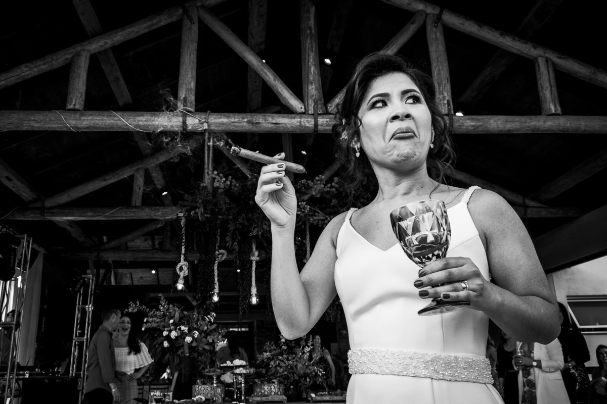 casamento de dia; casamento boho; noiva linda; vestido de noiva; diego fotografias; festa de casamento; noiva fumando charuto;