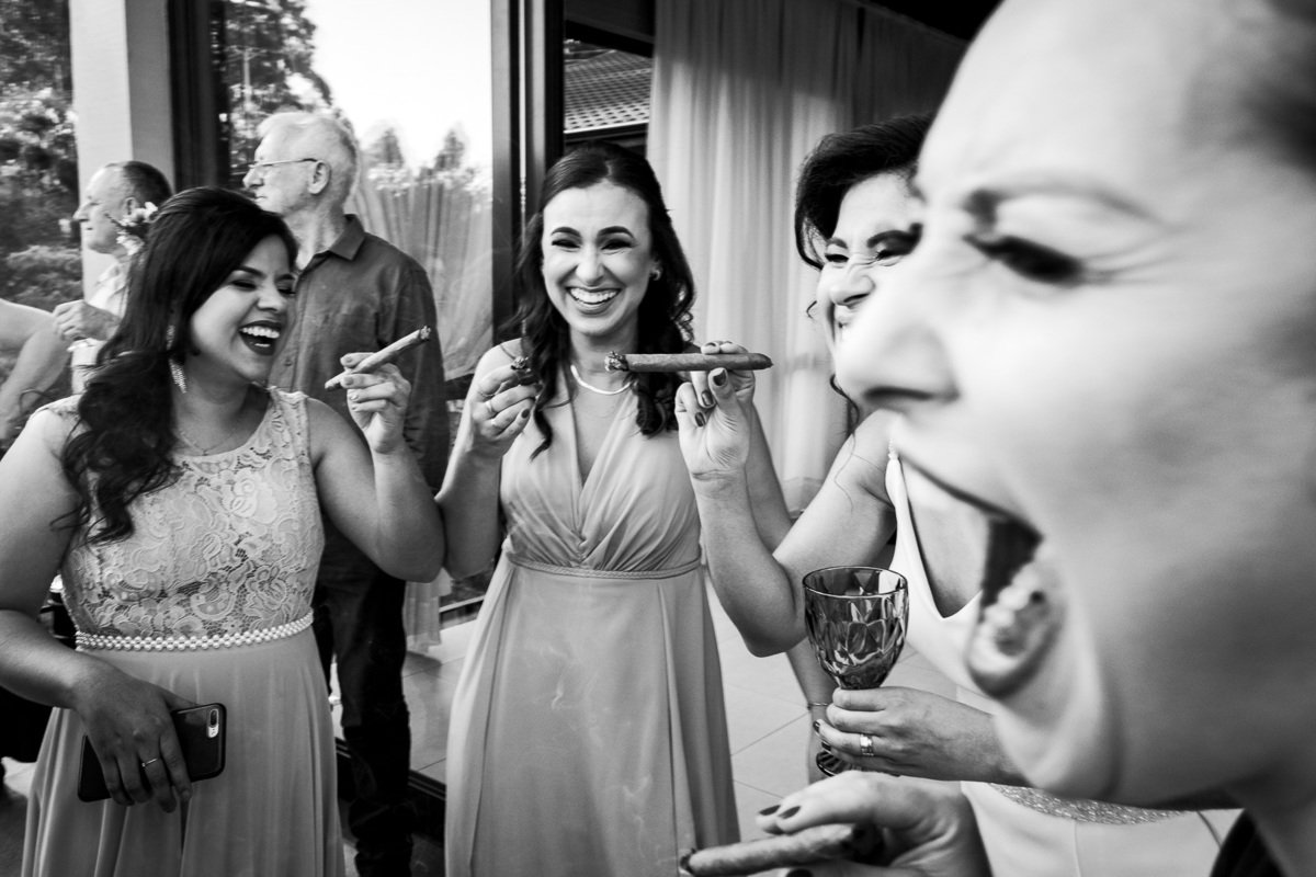 casamento de dia; casamento boho; noiva linda; vestido de noiva; diego fotografias; festa de casamento; noiva fumando charuto; madrinhas fumando charuto; madrinhas da noiva;