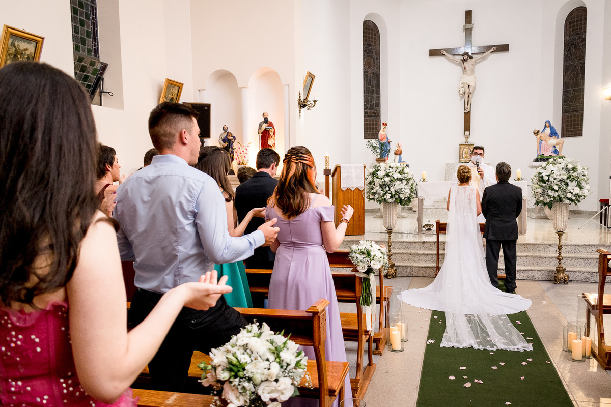 cerimônia de casamento, padre, caravaggio, noiva rindo