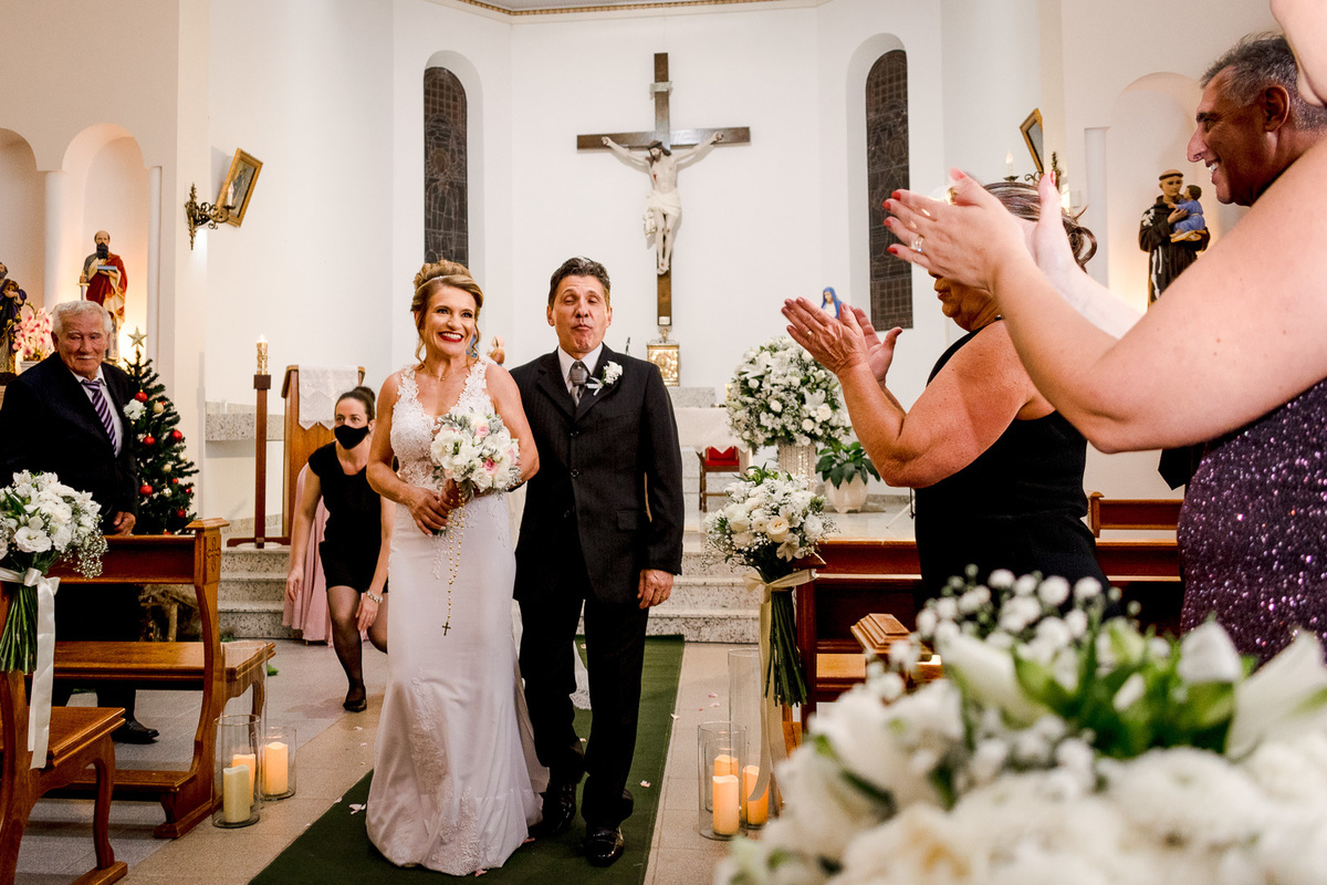 cerimônia de casamento, padre, caravaggio, noiva rindo, noivo