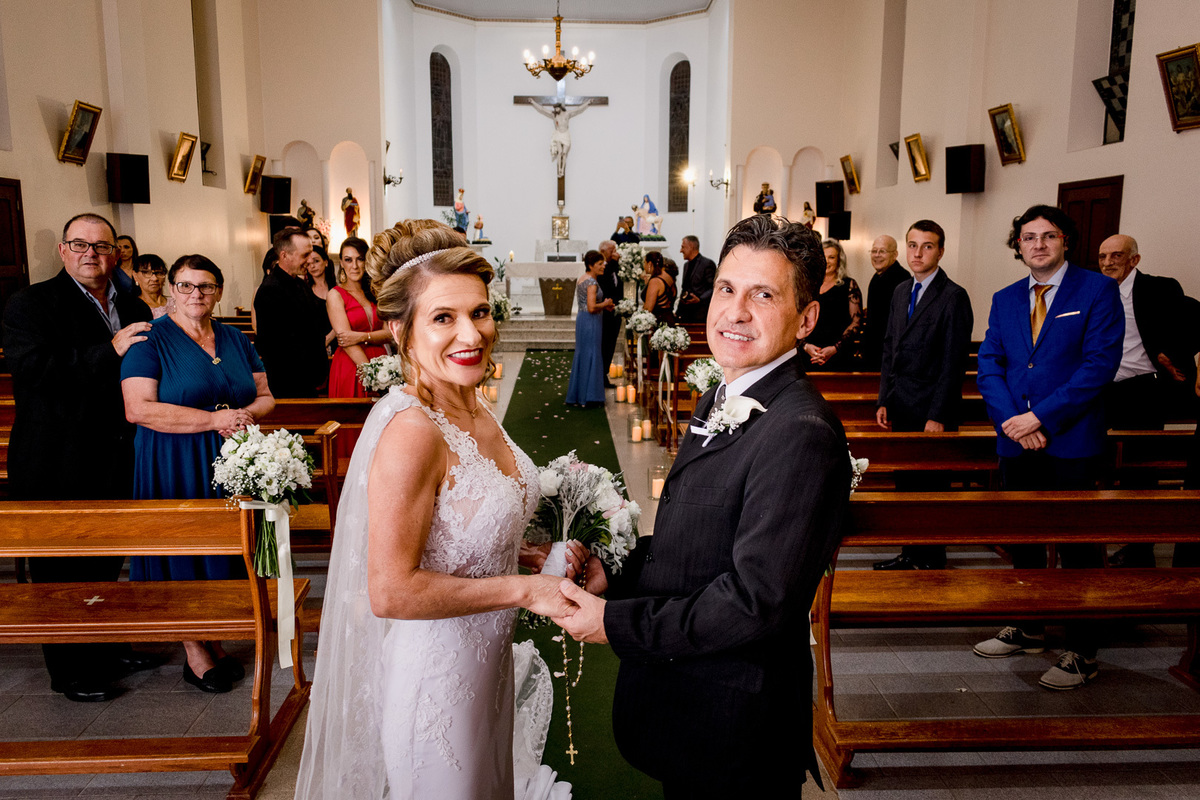 cerimônia de casamento, padre, caravaggio, noiva rindo, noivo