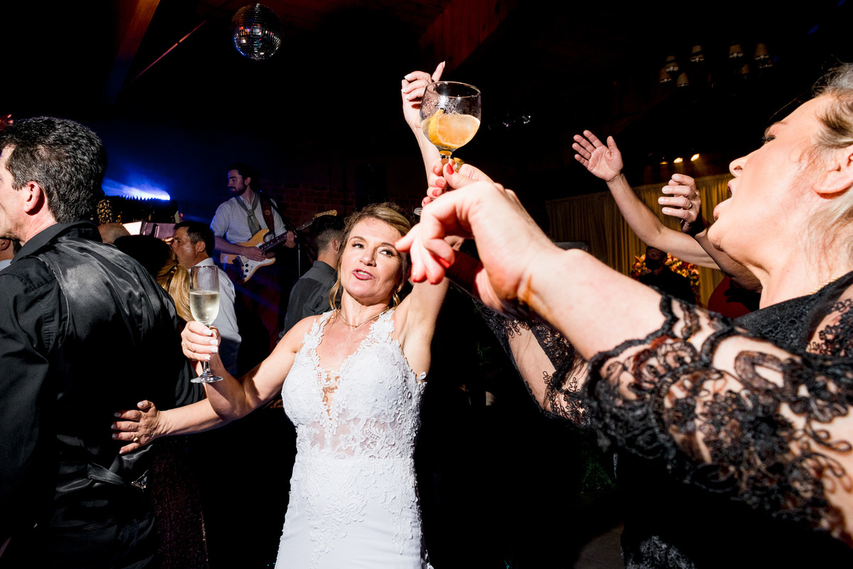 foto dos noivos, cantina merceretto, vinícola, caxias do sul, festa casamento, noiva dançando