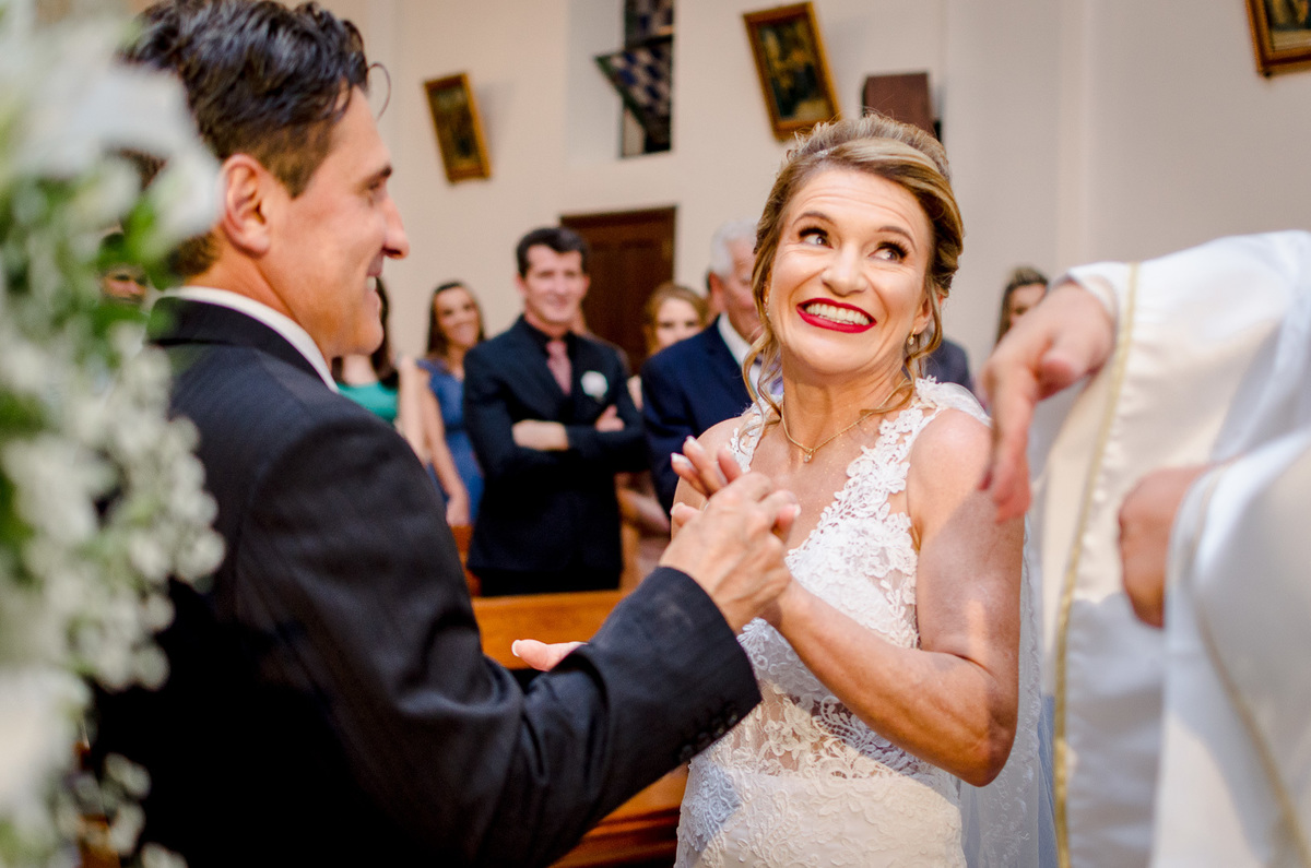 cerimônia de casamento, padre, caravaggio, noiva rindo