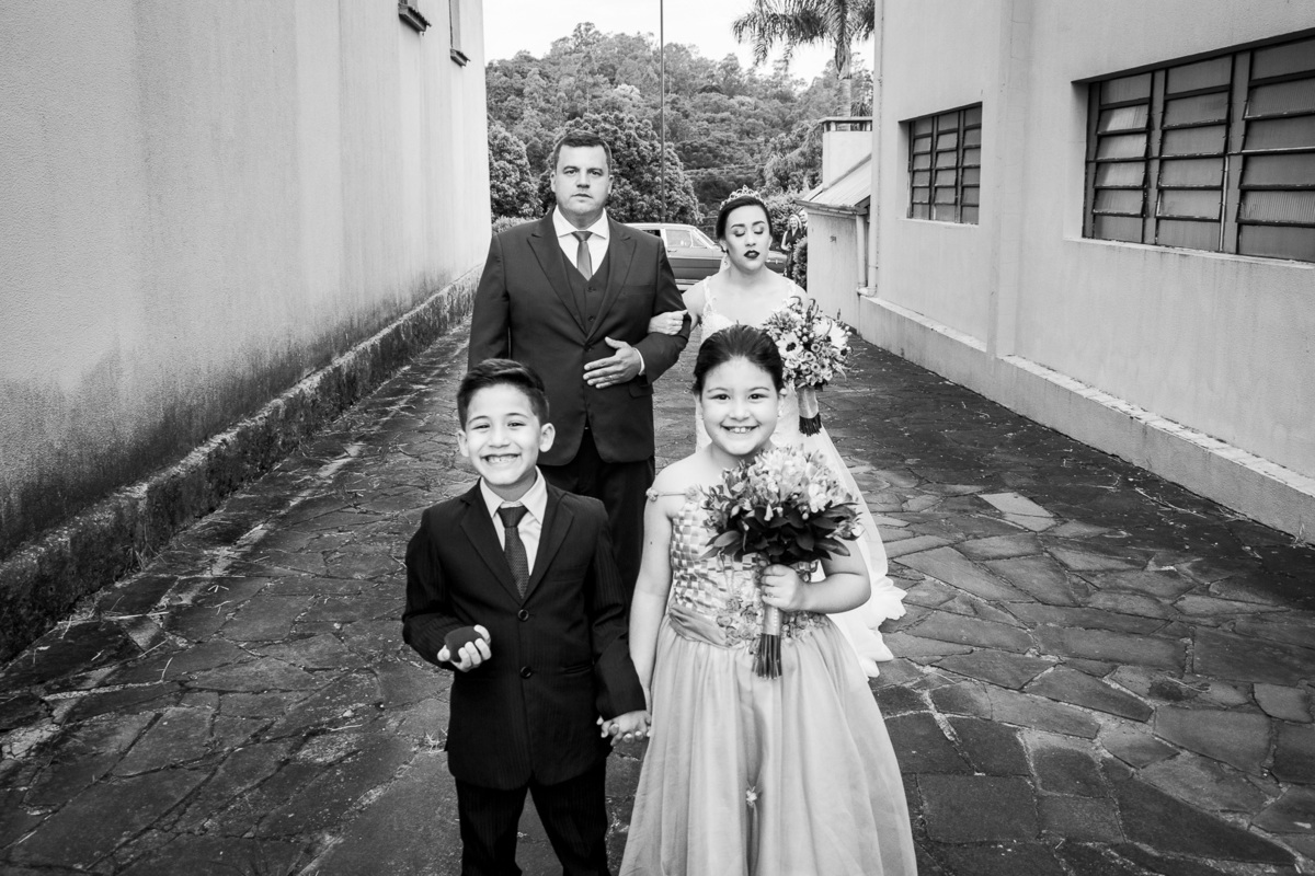entrada da noiva; pai da noiva; casamento evangélico; fotógrafo de casamento; aia casamento; Diego Fotografias; noiva ansiosa; orus noivas;
