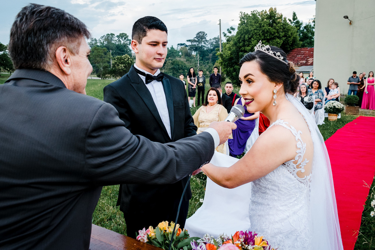 casamento evangélico; fotógrafo de casamento; caxias do sul; cerimônia de casamento de dia; cerimônia de casamento ao ar livre; casamento de dia; votos da noiva; sim da noiva