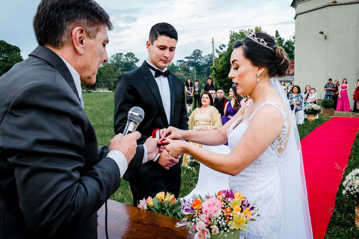 casamento evangélico; fotógrafo de casamento; caxias do sul; cerimônia de casamento de dia; cerimônia de casamento ao ar livre; casamento de dia; votos da noiva; alianças